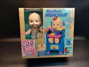 Vintage 1996 Tyco Babypuppe C.O.D. Kuscheln bei Lieferung mit Briefkasten Hochstuhl Neu - Bild 1 von 8