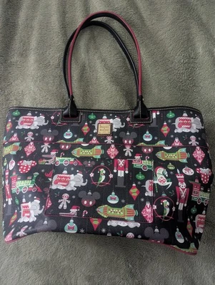 Dooney Bourke Disney Vacaciones de Navidad Mickey Minnie Dumbo Pequeño Mundo Habitación Tiki Foto 1 de 4