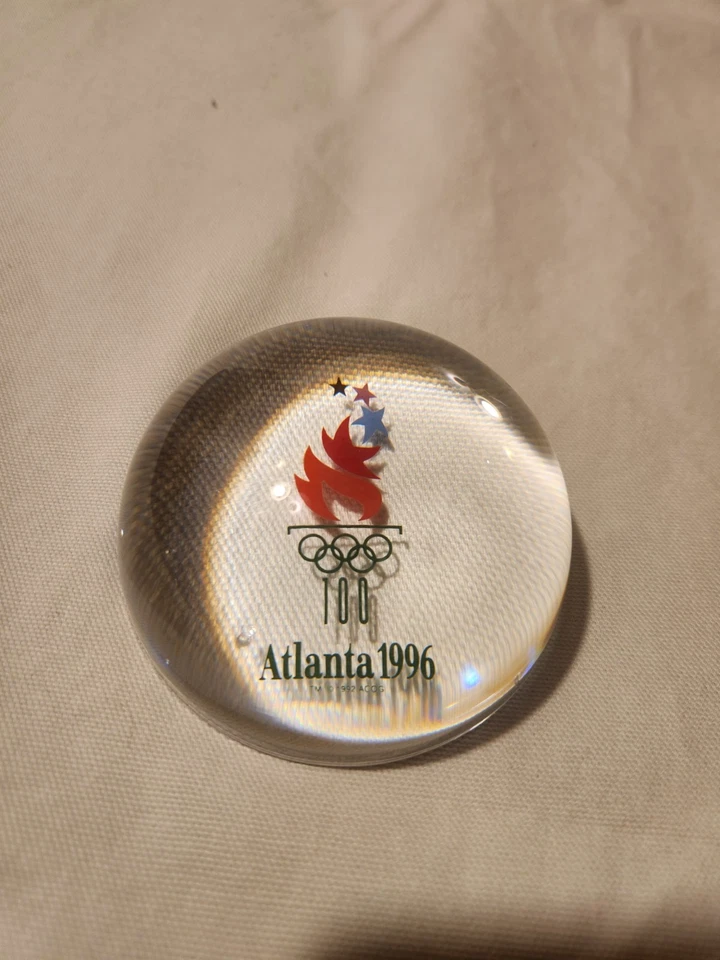 Pisapapeles de vidrio vintage Atlanta 1996 Juegos Olímpicos coleccionable EE. UU. Foto 1 de 3
