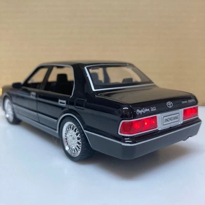 1:32 Toyota Crown Royal Sedan Diecast Model Car - Sound Light Pull-Back Toy Gift - Image 1 of 4