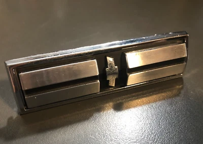 NOS 1967 Chevrolet Camaro Z28 Front Grill Verticle Bowtie Emblem 38793819 ** Foto 1 de 4