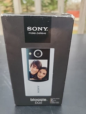 Sony Bloggie Duo MHS-FS2 5.1MP HD 4GB Snap Camcorder - Image 1 of 4