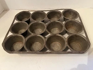 Antike Ur Metall Blech Backform 12 Kekse Muffins Popovers Handarbeit Blech - Bild 1 von 6