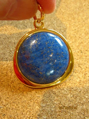 PENDENTIF LAPIS LAZULI CABOCHON 25mm PORTECLEFS SUPPORT METAL PLAQUÉ OR-NEUF - Photo 1/4