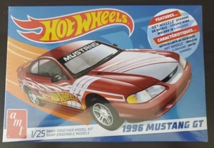 AMT 1/25 Hot Wheels 1996 Ford Mustang GT Snap-Together Kit Modellismo Plastica Nuovo - Foto 1 di 6
