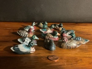 12 schöne handgefertigte aufwendige handbemalte Entenfiguren aus Holz - Bild 1 von 12