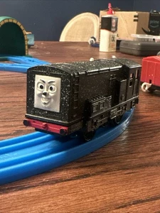 2009 Thomas & seine Freunde verschneiter Diesel schwarz motorisierter Trackmaster-Zug - funktioniert - Bild 1 von 9