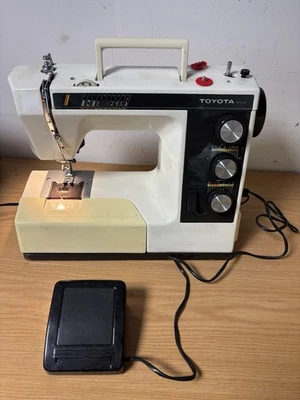 Toyota 9400 ER1 Series Vintage Sewing Machine Made in Taiwan Zigzag With Case — 第 1/4 张图片