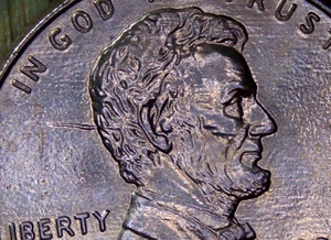 2002 d- rd Lincoln penny looks like there's a bullet going in the back of head - Picture 1 of 2