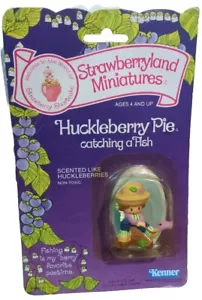 Neu im Karton 1982 Strawberryland Miniatures Huckleberry Pie Catching a Fish Figur - Bild 1 von 8