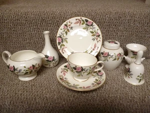 WEDGWOOD HATHAWAY ROSE TRÍO, JARRA + 4 X ADORNOS - Imagen 1 de 4