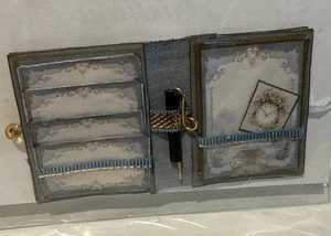 Antike Puppe Miniatur Papier blau Schreibwaren Reproduktion - Bild 1 von 1