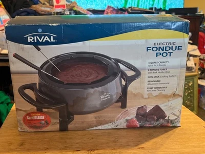 Pote de fondue elétrico Rival 2300D 3 qt com 8 garfos caixa aberta nunca usado - Imagem 1 de 4