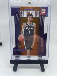 Victor Wembanyama 2023-24 NBA Donruss Elite Craftsmen Naranja Troquelado Rookie Spur - Imagen 1 de 2