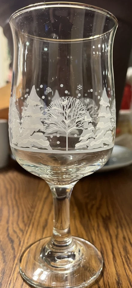 WINTER WONDERLAND Copa de Vino Tulipán Árboles Esmerilados Borde Dorado Arby's Navidad Foto 1 de 4