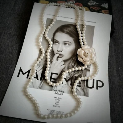 Collar largo de lujo de perlas de camelia inspirado en diseñador de moda, marfil camelia Foto 1 de 4