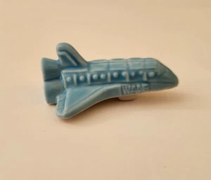 Estatuilla del transbordador espacial en miniatura de porcelana té rosa rojo Wade Whimsies - Imagen 1 de 7