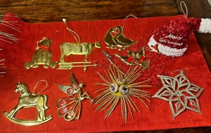 9 Stück Vintage Weihnachtsschmuck: Gold Messing Porzellan funkelnd kitschig - Bild 1 von 5