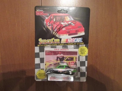 1992 ГОНКИ ЧЕМПИОНОВ DALE JARRETT С АВТОГРАФОМ МАСШТАБ 1/64 АВТОМОБИЛЬ ПОДПИСАННЫЙ НОВЫЙ В КОРОБКЕ - Изображение 1 из 2