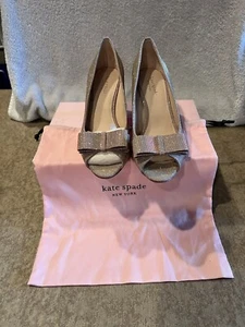Kate Spade "Cecilia" Rosegold Glitzer Peeptoe mit Schleife Größe 8,5 im Karton Staubbeutel - Bild 1 von 18