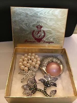3 broches con caja Premier Design color plata perla, color rosa y forma de hoja Foto 1 de 4