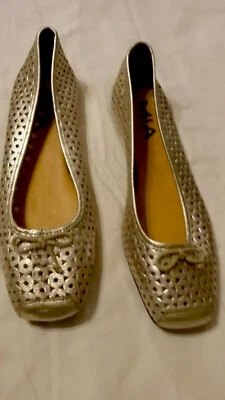 Mia niñas talla 4.5 oro perforado plano NUEVO sin caja Foto 1 de 4