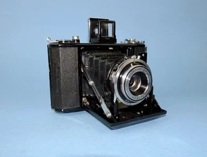Post-war Zeiss Ikon Nettar 515/16 folding camera with Novar f/4.5 75mm lens. - Picture 1 of 15