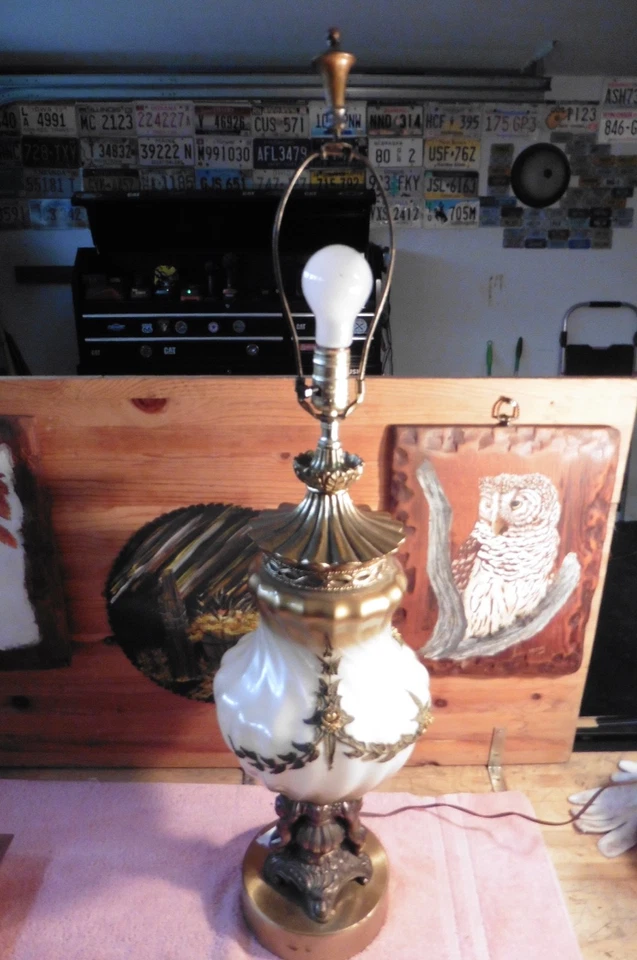 Lámpara de mesa de colección Falkenstein MCM Hollywood Regency latón querubín vidrio opalescente Foto 1 de 4