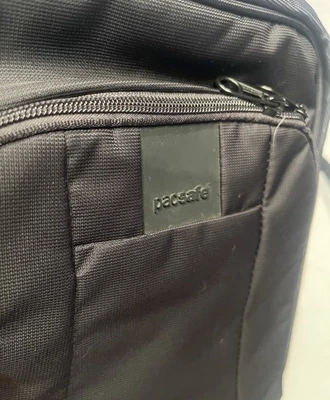 Bolsa de ombro Pacsafe Smart Travel Gear Metrosafe LS antirroubo preta RFID - Imagem 1 de 4