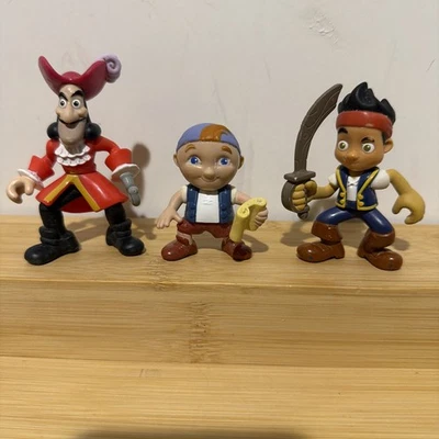 Juego de 3 figuras de personajes pirata de Jake y el País de Nunca Jamás de Disney Foto 1 de 4