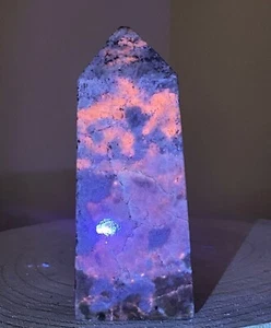 Fluorescent Sodalith Obelisk- 770 g - Picture 1 of 7