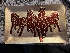 Plato de servir vintage Cracker Barrel 4 caballos corriendo Western dorado plata ámbar - Imagen 1 de 3