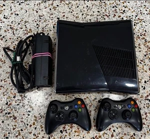 Microsoft Xbox 360 Slim - 250gb HDD - (2) Controller & Kabel - Funktioniert super! - Bild 1 von 6