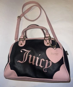 Borsa a tracolla Juicy Couture Urban Heritage Bowler nera e rosa petalo borsa vegan - Foto 1 di 17
