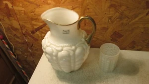 Jarra y vaso antiguo de vidrio consolidado Guttate de vidrio con leche - Imagen 1 de 2