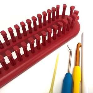 Telaio lungo rosso per maglieria KnitUK. 52 pioli montati - telaio di medio calibro. - Foto 1 di 3