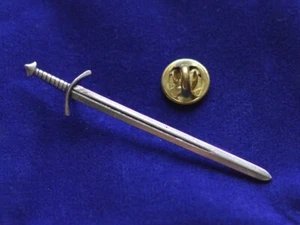 Medieval Broadsword Pewter Lapel Pin Badge, tie knight sword armour silver metal - Foto 1 di 2