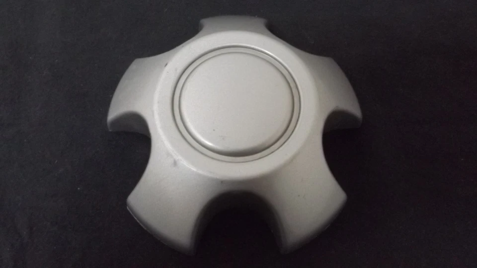 Оригинальный центральный колпак колеса Toyota RAV4 с серебристой отделкой 1996 1997 96 97 - Изображение 1 из 1