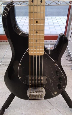 STERLING BY MUSICMAN STINGRAY RAY5 Usado Cuerpo de Madera Dura Cuello de Arce con Estuche de Concierto Foto 1 de 4