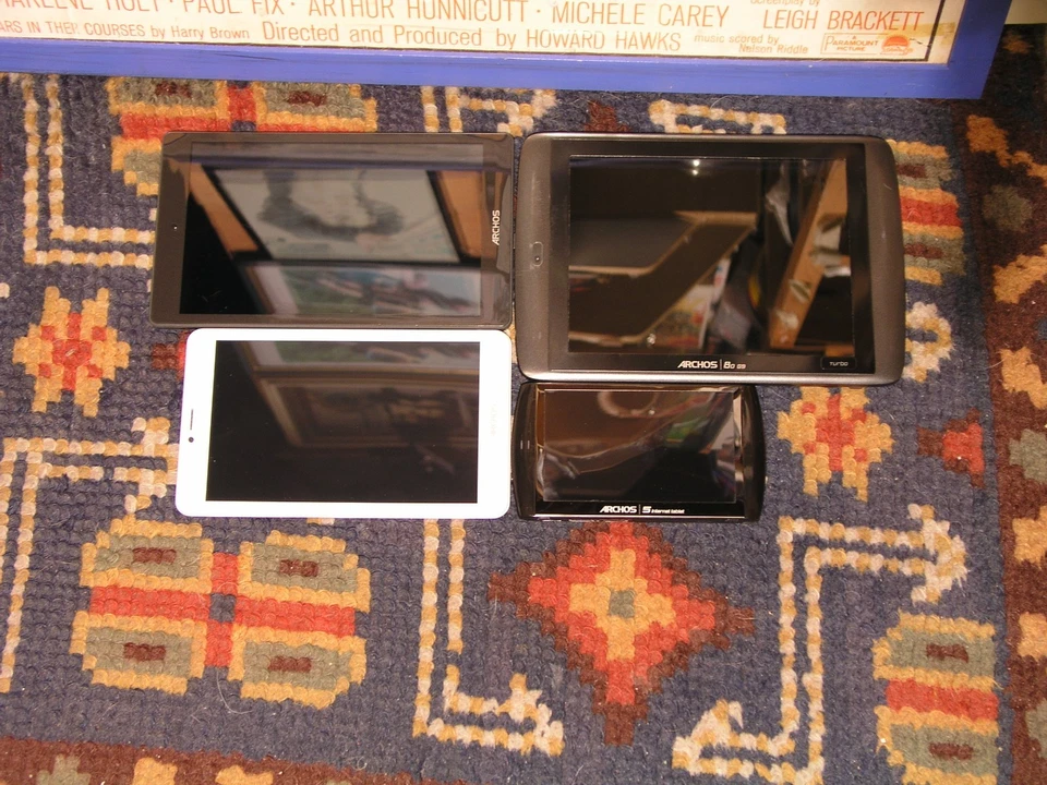 Archos Tablet Konvolut 4 Stück  3 ungetestet eins geht an - Bild 1 von 4