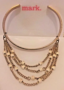 Marca Avon ~ Pulsera en mano ~ Tono dorado ~ Perla sintética ~ Nueva en caja - Imagen 1 de 3