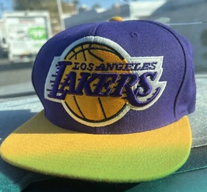 Cappello berretto snapback Mitchell & Ness Hardwood Classics LA Lakers viola oro 2013 - Foto 1 di 15
