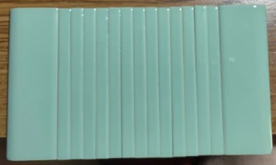 Azulejos verdes cerámicos borde lápiz vintage Wenczel 6,0625" x 0,5" - NOS brillantes Foto 1 de 4