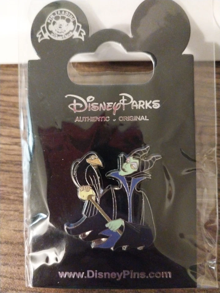 迪士尼徽章睡美人恶棍沉睡和暗黑破坏神乌鸦  — 第 1/1 张图片