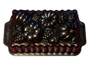 Nordic Ware Thanksgiving 3D Bronze Ernte Bounty Laib Brot Pfanne Kürbisse Eicheln - Bild 1 von 5
