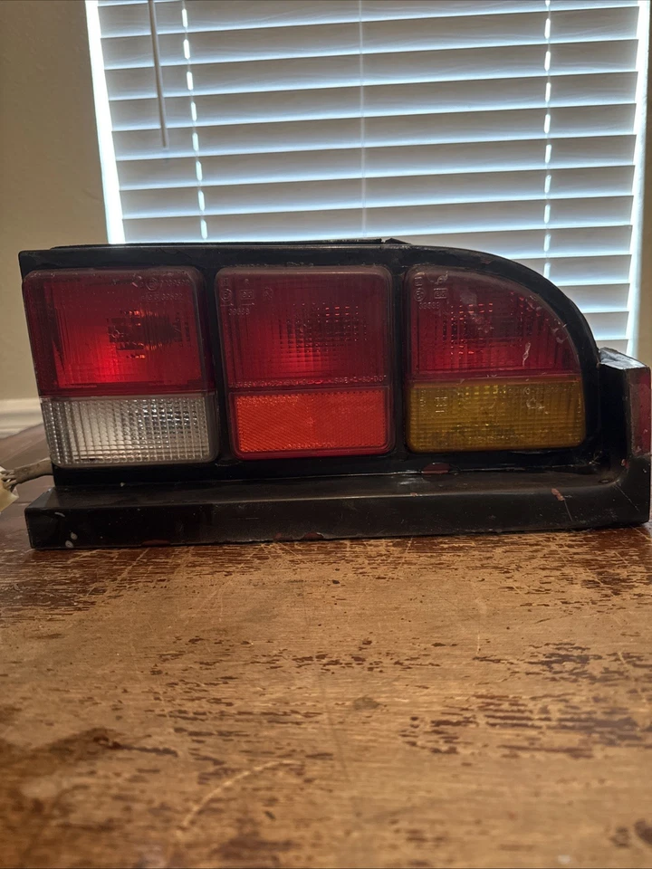 Задний фонарь правый со стороны пассажира 1986 1990 Alfa Romeo Spider от оригинального производителя U - Изображение 1 из 4