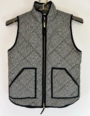 J. Chaleco acolchado Crew Excursion para mujer talla pequeña espiga negro crema Foto 1 de 4