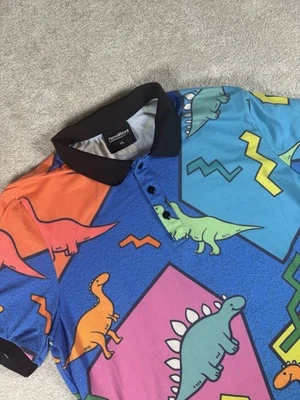Polo FreshHoods Colorido Gráfico Manga Corta Talla XL Retro Dinosaurio por Todas Partes Foto 1 de 4