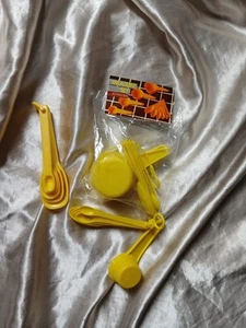 lot of 3 yellow retro vintage plastic measuring spoons - Picture 1 of 5