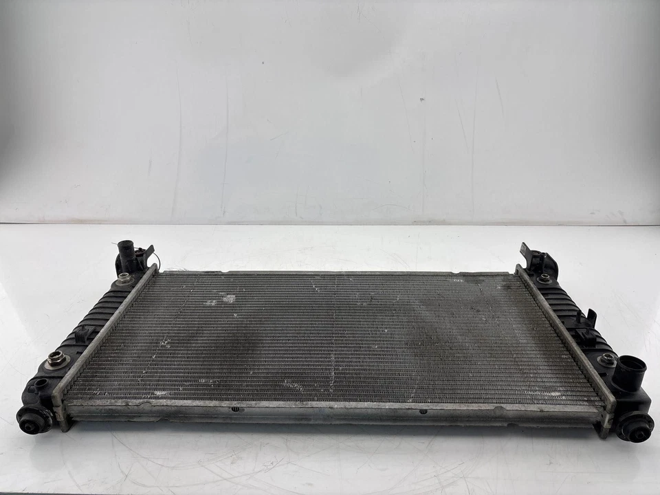 Оригинальный радиатор охлаждения двигателя в сборе для Chevrolet Tahoe 2009-2014 годов выпуска - Изображение 1 из 4